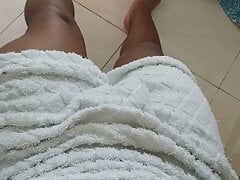 LOOK I HAVE SOMETHING BIG HERE UNDER THIS TOWEL HERE, COME FIND OUT WHAT I HAVE UNDER THIS TOWEL, COME COME LOOK BELOW C
