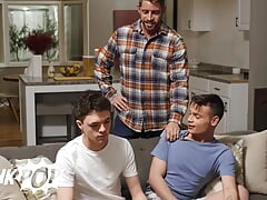 Stepbrothers Ryan Bailey & Troye Dean Give Each Other A Handjob Under The Sheet In Front Of Their Stepdad - TWINKPOP